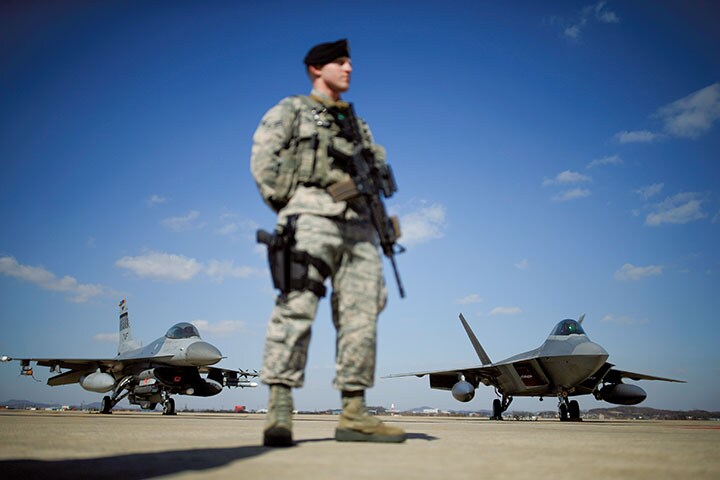 ソウル南方にある烏山空軍基地で戦闘機の前に立つ米軍兵士　Kim Hon-Ji-REUTERS
