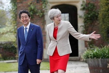 　８月１５日、英首相府は、メイ首相（写真右）が今月３０日から９月１日まで３日間の日程で訪日すると発表した。安倍晋三首相（写真左）との首脳会談では英国の欧州連合（ＥＵ）離脱（ブレグジット）、通商、防衛問題について協議する。写真は４月英国首相の公式別荘チェッカーズでの代表撮影（２０１７年／ロイター）