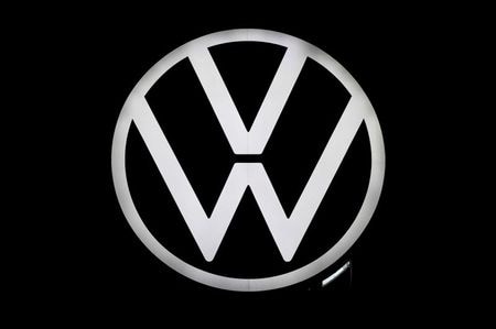 　１０月２２日、独フォルクスワーゲン（ＶＷ）が出資する中国のリチウムイオン電池メーカー、国軒高科は、２０２５年までに年間１００ＧＷｈの生産能力確保を目指している。写真はＶＷのロゴ。ドイツのウォルフスブルクで昨年９月撮影（２０２０年　ロイター／Fabian Bimmer）