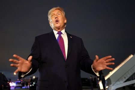 ４月１１日、米メリーランド州アンドリュース基地に到着し、報道陣の問いかけに応じるトランプ米大統領。  REUTERS/Kevin Lamarque