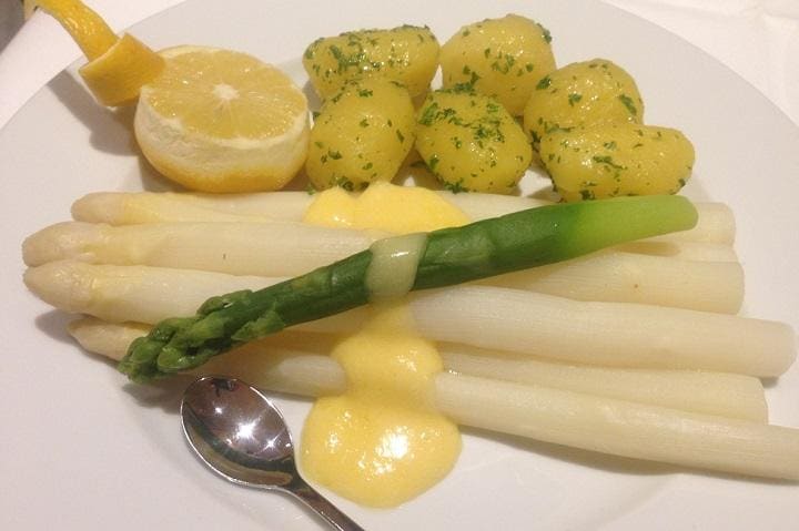 ドイツではシンプルに茹でただけで食されることが多い白アスパラガス。ジャガイモなどがたっぷりと添えられる（Photo：Hideko Kawachi)