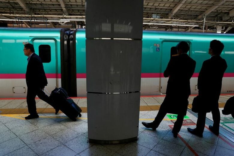 写真はＪＲ東日本の列車と乗客。東京駅で８日撮影。REUTERS/Kevin Coombs