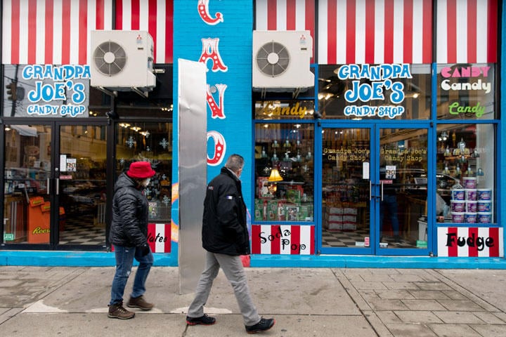 12月4日にペンシルベニア州ピッツバーグの菓子店グランパ・ジョーの前に出現したモノリス。PAli Maranie Staab-REUTERS