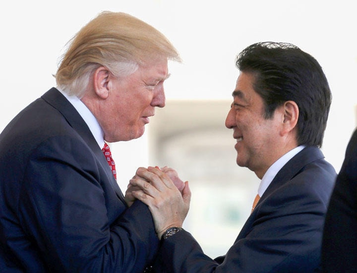 他者の好意に飢えているトランプに、安倍は望みのものを与えてきた　Joshua Roberts-REUTERS