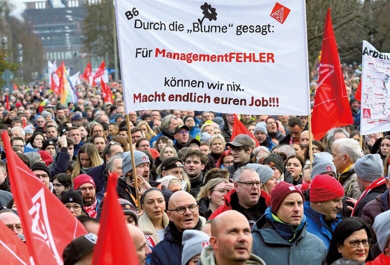 ドイツ経済はいま苦境にある（写真はフォルクスワーゲン従業員の賃上げスト、12月）　JULIAN STRATENSCHULTEｰPOOLｰREUTERS