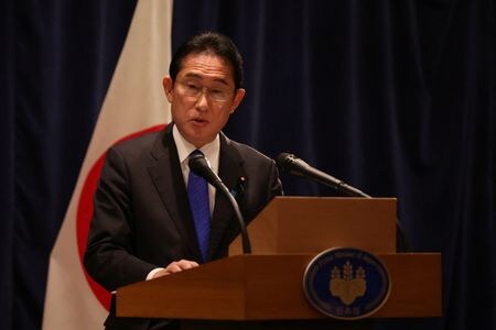　１月２５日、岸田文雄首相（写真）はの衆院代表質問で、ウクライナ訪問について、同国から招待を受けており「現時点では何ら決まってはいないが、諸般の状況を踏まえ検討していく」と語った。写真は１４日、米ワシントンで撮影（２０２３年　ロイター/Julia Nikhinson）