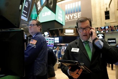 　７月１４日、米国株式市場は上昇し、ダウとＳ＆Ｐ５００種が最高値を再び更新した。写真はＮＹ証券取引所のトレーダー（２０１６年　ロイター/Brendan McDermid）