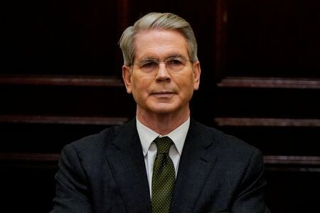 ベッセント米財務長官は２９日、トランプ大統領の就任１００日を記念する記者会見で、トランプ氏が打ち出す関税措置の影響で、中国では１０００万人の雇用が失われる可能性があり、中国政府はいずれ中国側の関税政策が持続可能でないことを認識するだろうと述べた。４月２３日撮影（２０２５年　ロイター／Elizabeth Frantz）