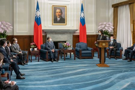 　１２月１０日、台湾の蔡英文総統は、自民党の萩生田光一政調会長と総統府で会談し、インド太平洋地域の自由を確保するため、日本との安全保障協力を深化させる意向を示した。台湾総統府提供（２０２２年　ロイター）