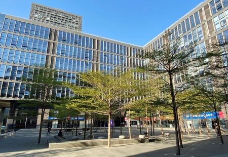 　２９日午前の香港株式市場で、中国の不動産開発大手、中国恒大集団が一時、４．８％下落した。不動産開発会社、花様年控股集団（ファンタジア・ホールディングス・グループ）株は２９日、情報の公表待ちで売買停止となった。写真はファンタジアが開発した複合施設。深センで１０日に撮影（２０２１年　ロイター/David Kirton）。