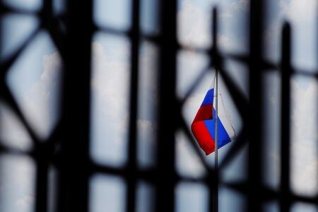 3月８日、ロシアのプーチン大統領は「ロシア連邦の安全を確保するため」、特定の商品と原材料の輸出入を制限する法令に署名した。インタファクス通信が報じた。 どのような商品や原材料が制限されるかは不明。写真は２０１８年８月、ワシントンのロシア大使館で撮影（２０２２年　ロイター／Brian Snyder）