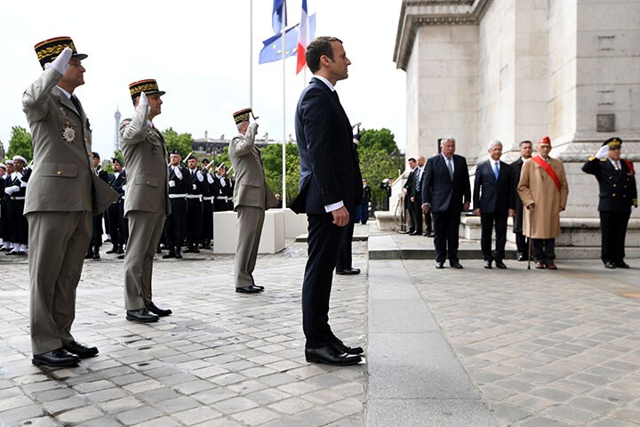 国際舞台で大きな存在感を放ち、注目を集めているマクロン（写真は昨年5月に無名戦士の墓を訪れたマクロン）　Alain Jocard-REUTERS