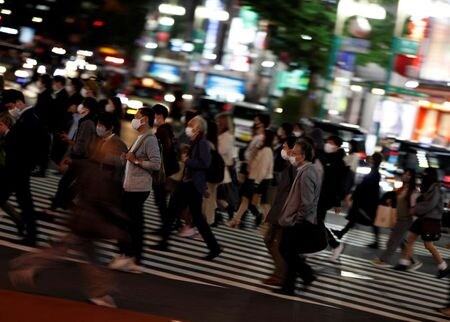 内閣府が８日発表した２月の景気ウオッチャー調査で、景気の現状判断ＤＩは４１．３となり、前月から１０．１ポイント上昇した。４カ月ぶりの上昇。写真は東京都内の街頭風景。昨年１１月に撮影。（２０２１年　ロイター／Issei Kato）