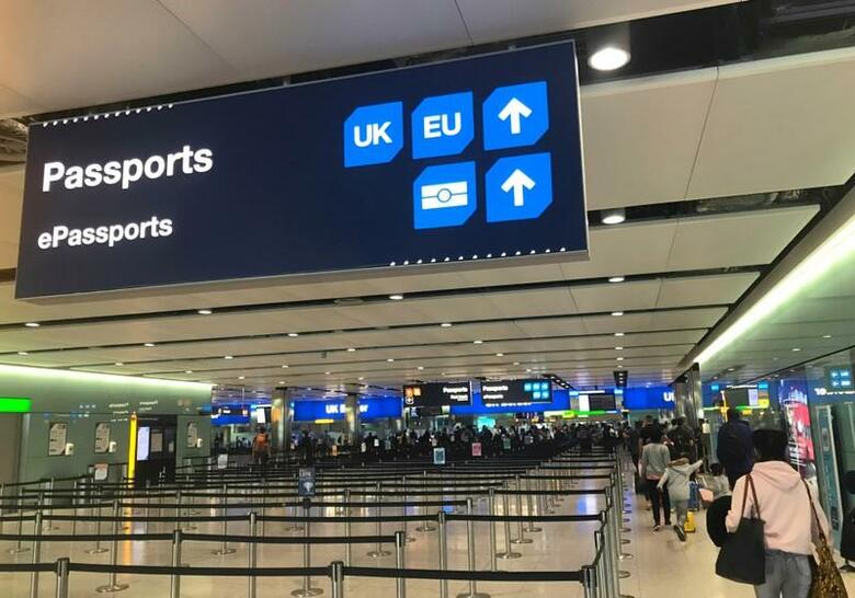 英与党・保守党は、12月12日の総選挙で勝利した場合、欧州連合（EU）からの移民に対する優遇措置を2021年1月に撤廃するとの公約を打ち出した。写真はヒースロー空港の入国審査場。2018年9月3日、ロンドンで撮影（2019年　ロイター/Toby Melville）