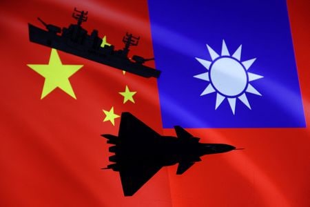 ５月２８日、台湾で対中国政策を担う大陸委員会の邱垂正・主任委員（閣僚）は今週、ロイターのインタビューに応じ、中国は台湾に対する「極限圧力」戦術で挑発的になっており、台湾による和平の申し出や善意を意図的に無視していると述べた。写真は台湾と中国の旗のイメージ。２０２２年８月撮影（２０２５年　ロイター/Dado Ruvic）