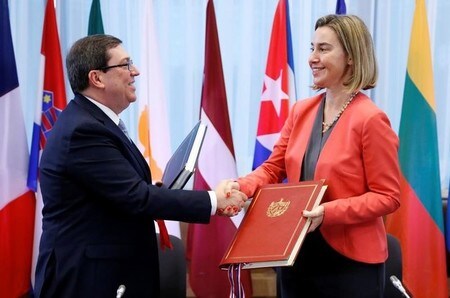 　１２月１２日、欧州連合（ＥＵ）とキューバは１２日、政治的な対話と協力に関する協定に調印し、関係正常化に踏み出した。写真はキューバのロドリゲス外相（左）とＥＵのモゲリーニ外交安全保障上級代表。ブリュッセルで撮影（２０１６年　ロイター／Francois Lenoir）