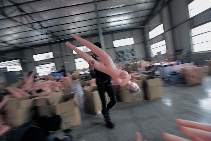 浙江省の工場で積み上げられる大量のセックスドール　Jason Lee-REUTERS