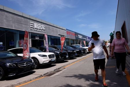 　中国の自動車業界団体、中国汽車工業協会が運営する公式メディア「オートレビュー」は２１日、工業情報省が新規登録後６カ月以内の自動車の転売を禁止する計画だと伝えた１９日付の報道は「不正確」だったとして、記事から当該部分を削除した。写真は北京で６月撮影（２０２５年　ロイター／Tingshu Wang）