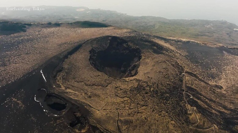 ドローン撮影でとらえた、大島の火山、三原山の火口