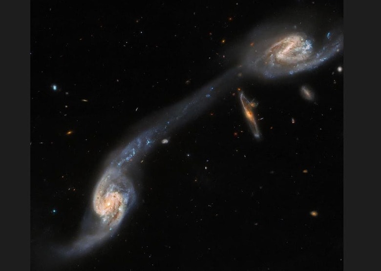 ハッブル宇宙望遠鏡が捉えた相互作用銀河「アープ248」　　Image Credit: ESA/Hubble & NASA,