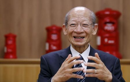 　１月２８日、日本郵政の西室泰三社長（写真）が会見で、ゆうちょ銀行・かんぽ生命保険の株式の追加売却に言及したことが波紋を呼んでいる。ロックアップ（株式売却禁止）期間中に経営トップが株式売却計画に踏み込んで発言するのは異例。２０１５年１１月撮影（２０１６年　ロイター/Toru Hanai）