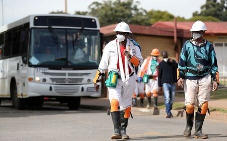 南アフリカの新型コロナウイルス感染による死者が年末までに最大で５万人に拡大し、感染者も最大３００万人に増えるとの予想を保健当局が２１日示した。カールトンビルで１９日撮影（２０２０年　ロイター/Siphiwe Sibeko）