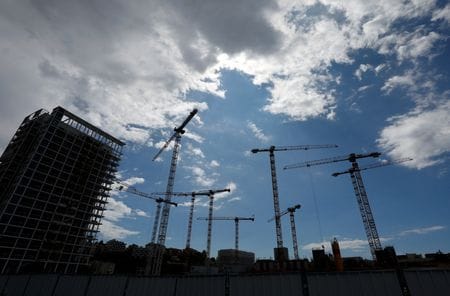 ７月２８日、フランス国立統計経済研究所（ＩＮＳＥＥ）が発表した７月の欧州連合（ＥＵ）基準の消費者物価指数（ＣＰＩ）速報値は前年同月比５．０％上昇し、前月の５．３％から伸びが縮小した。写真は仏ニースで５月撮影（２０２３年　ロイター/Eric Gaillard）