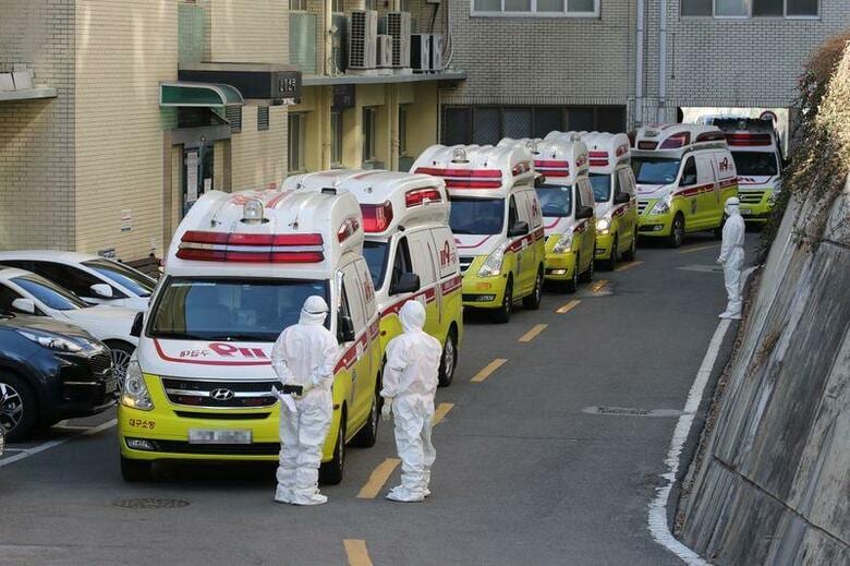 韓国の保健当局は、新型コロナウイルスの国内の感染者について、新たに161人が確認され、累計763人になったと発表した。写真は23日、韓国南東部・大邱市の病院に新型ウイルス感染者を搬送する救急車。聯合ニュース提供（2020年　ロイター）
