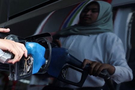 　インドネシアは、原油の国内供給確保のため、ロシア産原油の購入を検討している。写真はジャカルタのガソリンスタンドで給油する人。１０日撮影（２０２６年　ロイター/Ajeng Dinar Ulfiana）