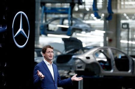 　独自動車大手ダイムラーは２月３日、トラック・バス部門「ダイムラー・トラック」をスピンオフ（分離・独立）する計画を発表した。電気・高級自動車事業に注力する企業として投資家へのアピール強化を目指す。写真はオーラ・ケレニウス最高経営責任者（ＣＥＯ）。２０２０年９月、シュトゥットガルト近郊の工場で撮影（２０２１年　ロイター/Ralph Orlowski）