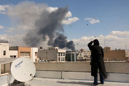 写真は爆発後に立ち昇る煙。3月1日、イランのテヘランで撮影。WANA提供。REUTERS