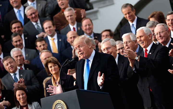 公約の大型減税成立は近いと盛り上がるトランプと議会共和党の面々（12月20日）　Carlos Barria-REUTERS