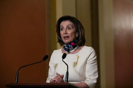 米下院民主党は１２日、郵政公社への支援や新型コロナウイルス検査強化などを盛り込んだ３兆ドル規模のコロナ対策法案を明らかにした。写真はペロシ議長。代表撮影（２０２０年　ロイター）