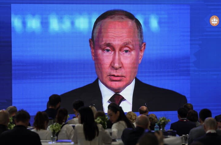 はっきりとロシアを非難している国、人口は多くない...... REUTERS/Anton Vaganov