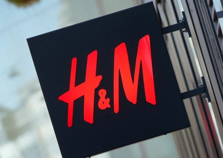 スウェーデンのファッション小売大手Ｈ＆Ｍのロゴ。2025年9月、ストックホルムで撮影。 REUTERS/Tom Little