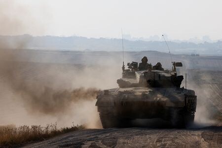 パレスチナ自治区ガザでの休戦を巡りエジプトの首都カイロで行われた協議で進展があり、基本的な項目について全関係者が合意したと、エジプト国営テレビ局アルカヘラ・ニュースが８日、同国高官筋の話として伝えた。写真はガザとの境界付近を走行するイスラエル軍の戦車。４月７日、イスラエル南部で撮影（２０２４年　ロイター/Amir Cohen）