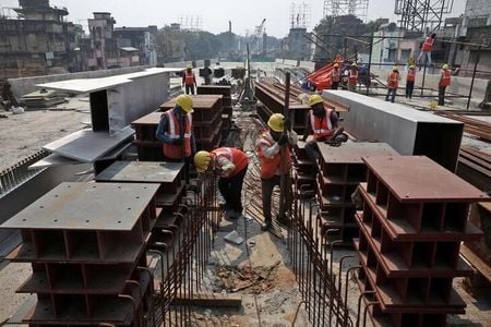　世界銀行は６日公表した南アジアの半期経済報告で、インドの年間成長率見通しを７．５％から６．５％に大きく引き下げた。写真はコルカタの建設現場で２月撮影（２０２２年　ロイター／Rupak De Chowdhuri）