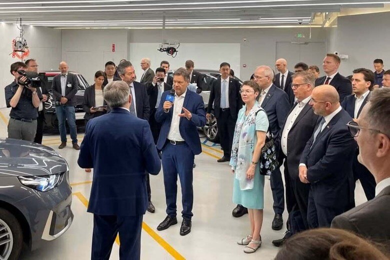 ドイツのハーベック経済相（写真中央）は６月２３日、中国は世界的な気候変動対策の目標達成で不可欠な存在だとし、石炭に代わるエネルギー源を見つける必要があると指摘した。同日、上海にあるＢＭＷの研究開発センターで撮影（２０２４年　ロイター/Maria Martinez）