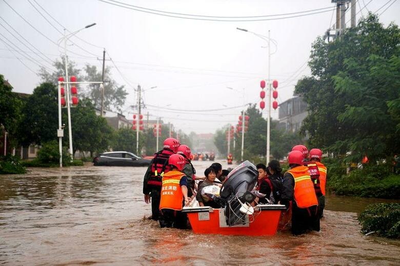 中国中部・湖北省の５つの都市は、集中豪雨で２１人が死亡し６０００人近くが避難を余儀なくされたことを受け、「赤色警報」を発出した。河南省で撮影（２０２１年　ロイター／cnsphoto via REUTERS）