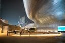 ライトアップされた夜の東大門デザインプラザ（撮影＝筆者）