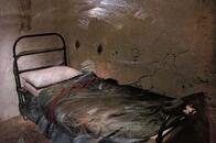 人間の指先の汚れとデバイスの冷たさと──対極性で描く写真アート