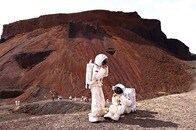 宇宙旅行の準備に最適？ 火星旅行体験なら内モンゴルの火山へ...散策を楽しむ旅行者たち