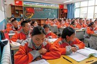 親や祖父母とチベット語で会話できない──漢民族の教育を受けさせる「洗脳」