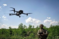 自爆ドローンが、ロシア兵に「突撃」する瞬間映像をウクライナが公開...シャベルで応戦するも避けきれず