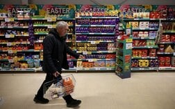 英政府、スーパーへの価格上限強制否定　生活費高騰対策を業界と協議