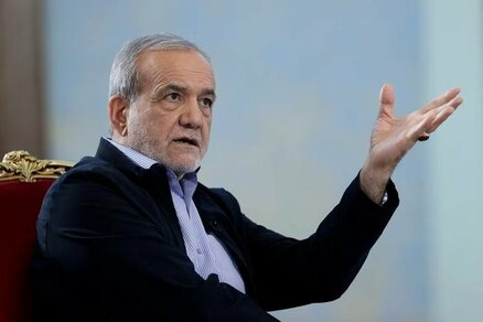 イランのペゼシュキアン大統領、国際的なインターネット接続再開を命令
