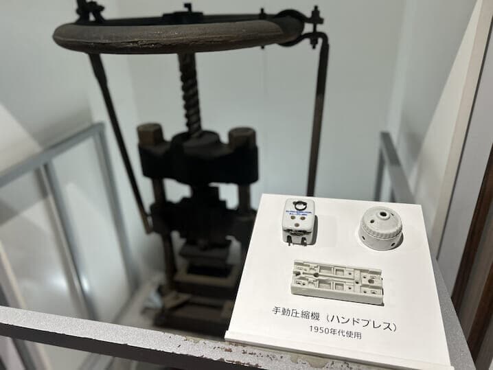 日本の住宅で最初期に使用されていた同工場製の陶器製ブレーカー