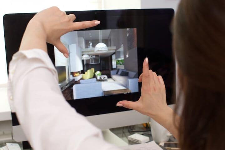 パソコンに映されたインテリアを眺める女性