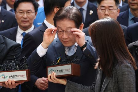 　３月２６日、韓国のソウル高裁は、公職選挙法違反の罪に問われた最大野党「共に民主党」の李在明代表（写真）の控訴審判決で、一審判決を破棄し無罪を言い渡した。同日、ソウルで撮影（２０２５年　ロイター/Kim Hong-Ji）