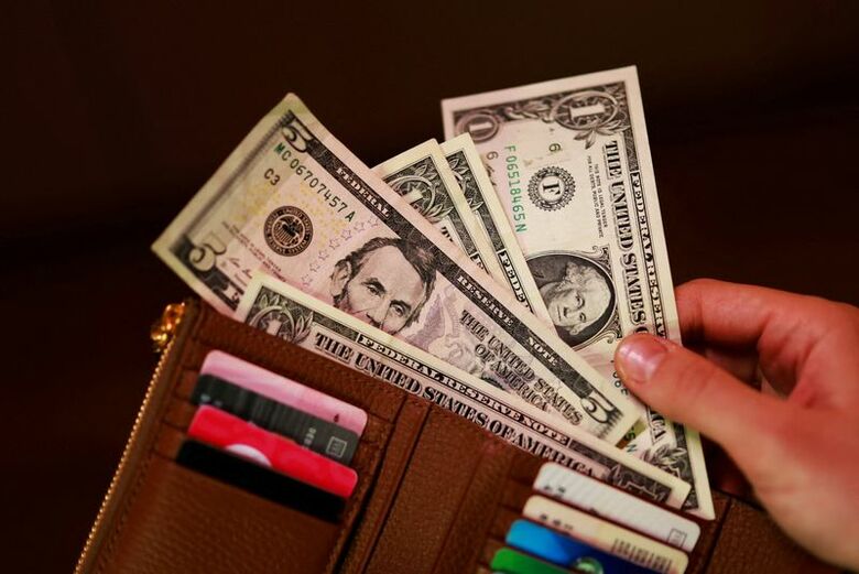 写真は米ドル紙幣。3月24日撮影。 REUTERS/Dado Ruvic